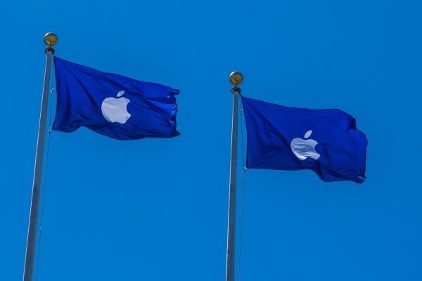 Những lá cờ mang biểu tượng của Apple tại địa điểm tổ chức sự kiện