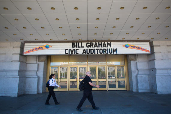 Khu vực cửa vào Bill Graham Civic Auditorium