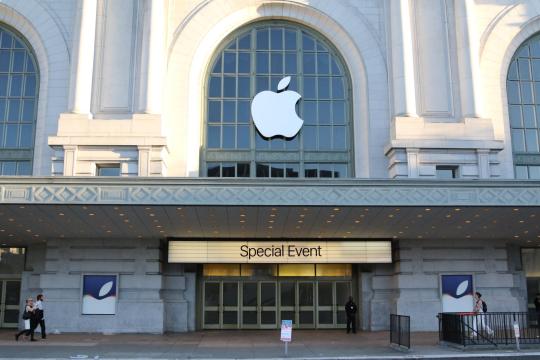 Bên ngoài đại sảnh Bill Graham Civic Auditorium, San Francisco