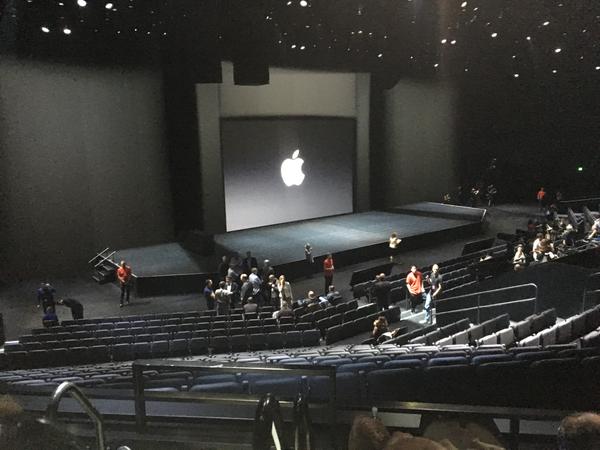 Bên trong khán phòng, nơi diễn ra sự kiện ra mắt sản phẩm mới của Apple