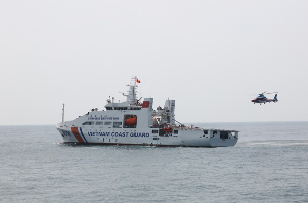 Nghiệm thu sàn đỗ máy bay trực thăng trên tàu Cảnh sát biển - Ảnh 1.