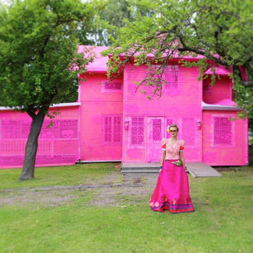 Thú vị ngôi nhà bằng len hồng của những phụ nữ Ba Lan - Ảnh 2.