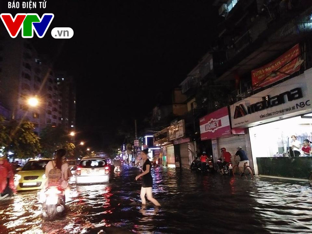Nhiều tuyến đường Hà Nội thành sông sau mưa lớn - Ảnh 1.