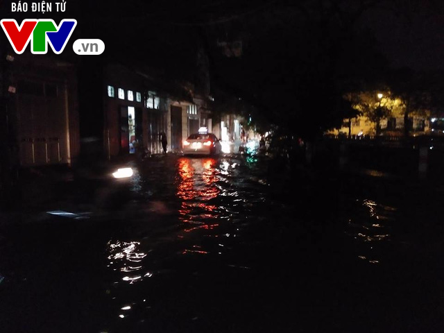 Nhiều tuyến đường Hà Nội thành sông sau mưa lớn - Ảnh 6.
