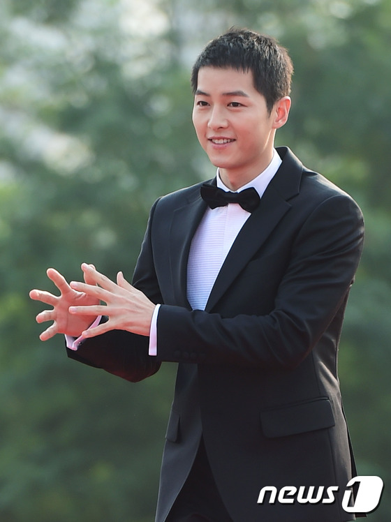 Song Joong Ki ngượng ngùng nói về mái tóc ngắn cũn - Ảnh 1.