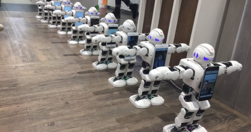 Xếp hàng mua iPhone 7 bằng robot - Ảnh 1.