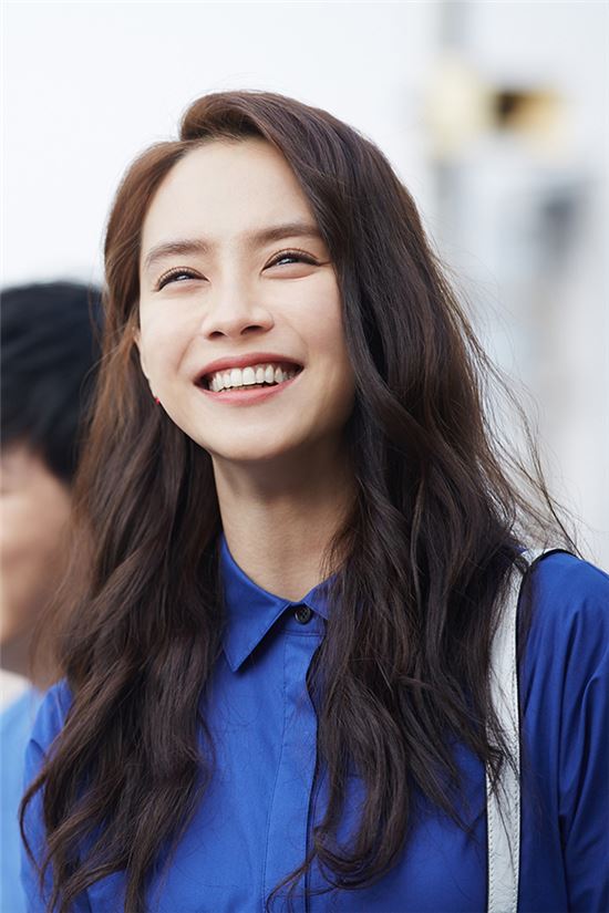 Song Ji Hyo ký hợp đồng với công ty lính mới - Ảnh 1.