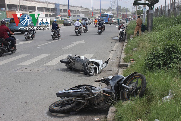 Ô tô điên đâm hàng loạt xe máy trên xa lộ Hà Nội - Ảnh 2.