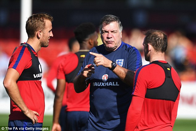 Dính bê bối với báo chí, HLV Sam Allardyce buộc phải chia tay ĐT Anh - Ảnh 2.