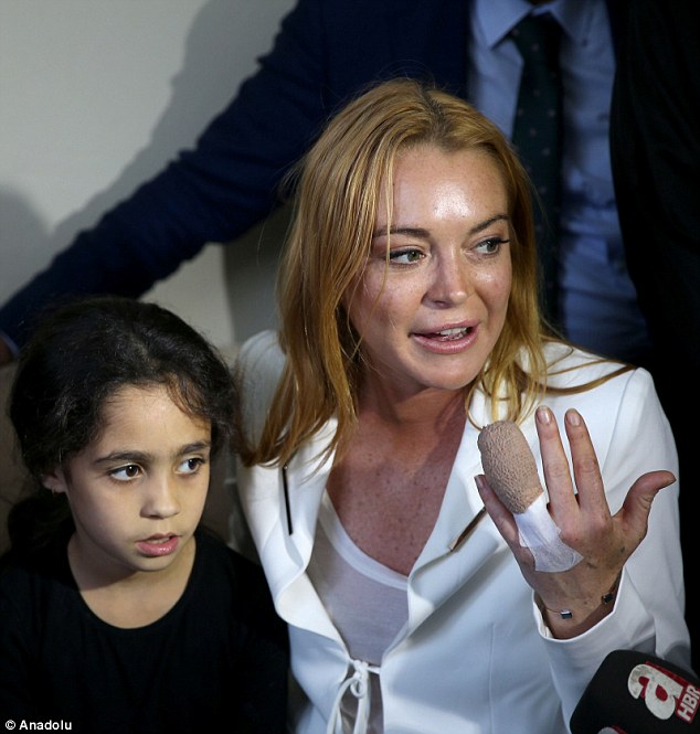 Lindsay Lohan vượt qua nỗi đau mất ngón tay đi làm từ thiện - Ảnh 3.