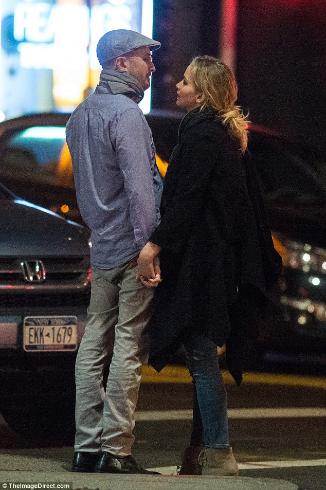 Jennifer Lawrence công khai hôn bạn trai lớn tuổi trên phố - Ảnh 3.