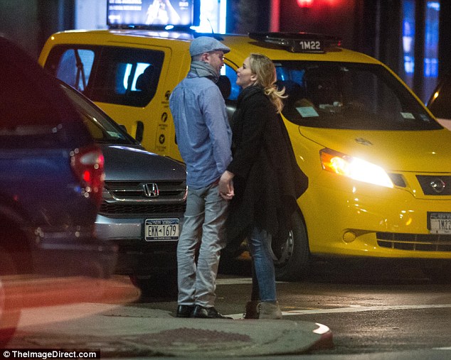 Jennifer Lawrence công khai hôn bạn trai lớn tuổi trên phố - Ảnh 9.