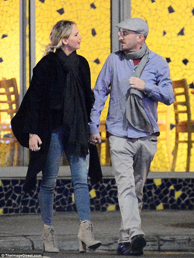 Jennifer Lawrence công khai hôn bạn trai lớn tuổi trên phố - Ảnh 10.
