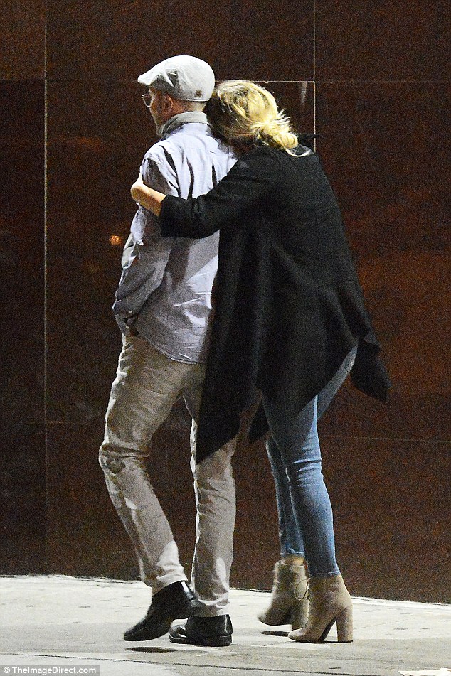 Jennifer Lawrence công khai hôn bạn trai lớn tuổi trên phố - Ảnh 13.