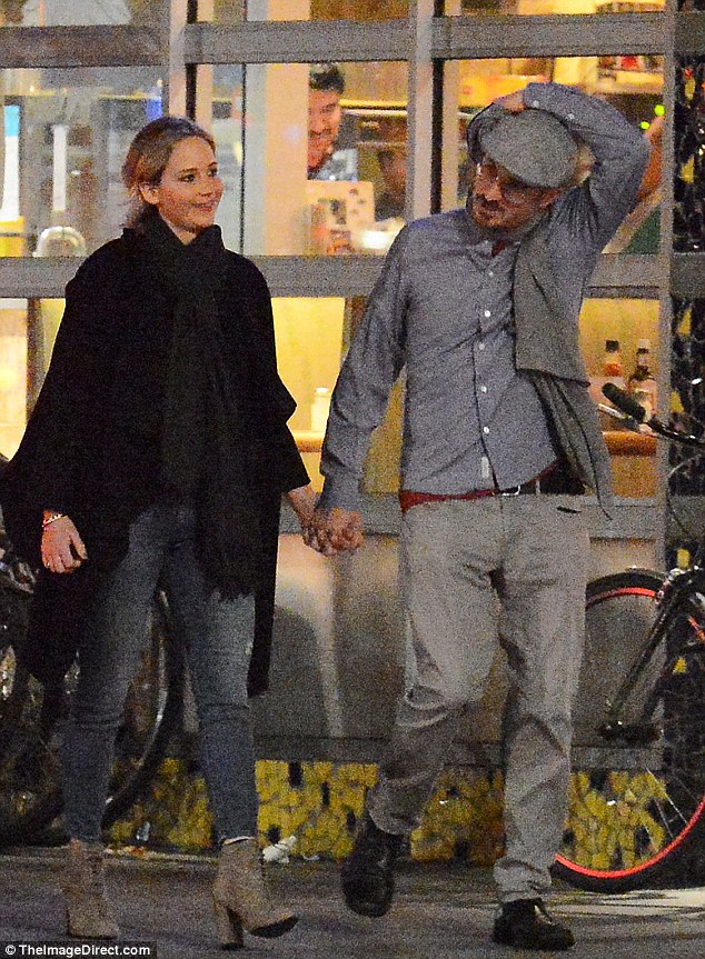 Jennifer Lawrence công khai hôn bạn trai lớn tuổi trên phố - Ảnh 14.