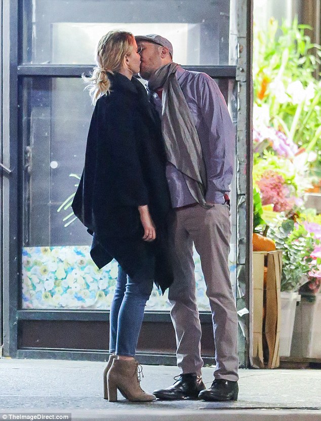 Jennifer Lawrence công khai hôn bạn trai lớn tuổi trên phố - Ảnh 1.
