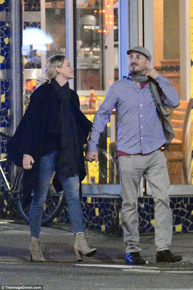 Jennifer Lawrence công khai hôn bạn trai lớn tuổi trên phố - Ảnh 2.