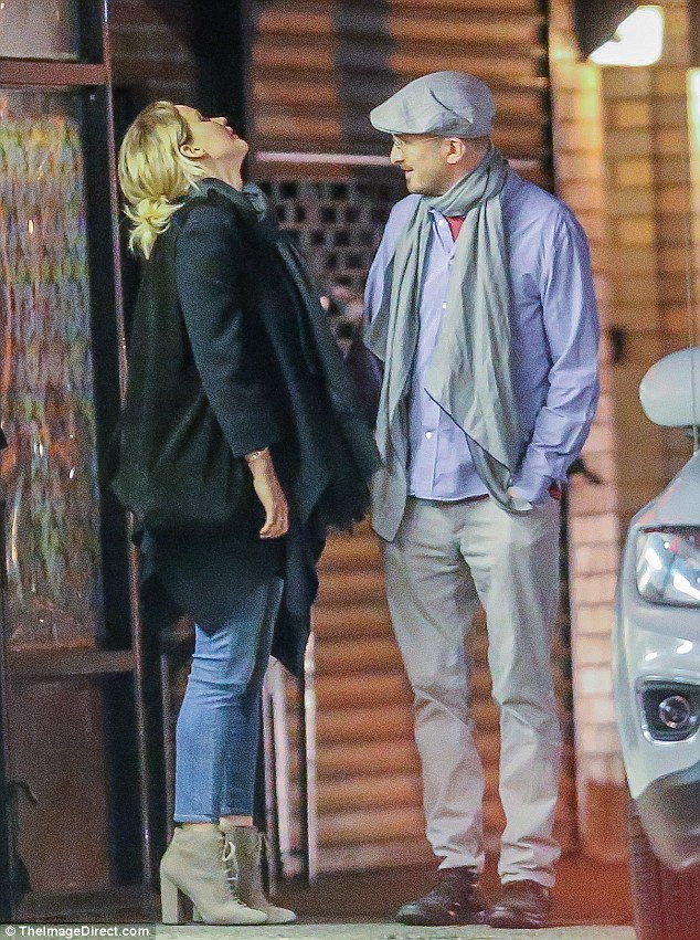 Jennifer Lawrence công khai hôn bạn trai lớn tuổi trên phố - Ảnh 7.