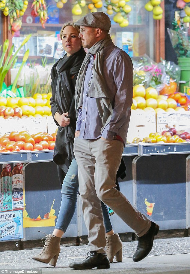 Jennifer Lawrence công khai hôn bạn trai lớn tuổi trên phố - Ảnh 5.