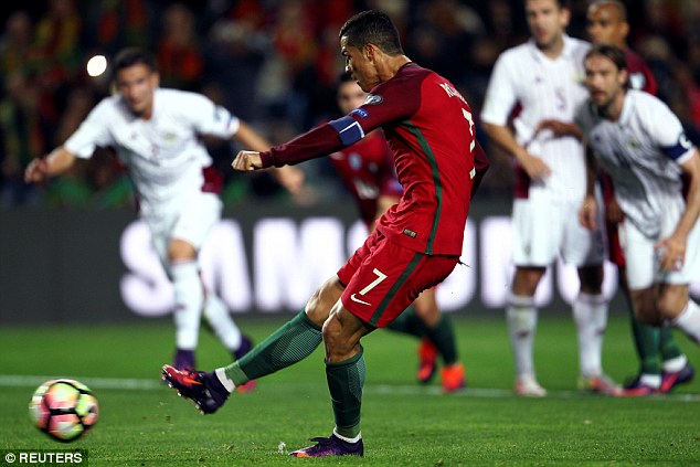 VIDEO, Bồ Đào Nha 4-1 Latvia: Ronaldo lập cú đúp & sút hỏng phạt đền - Ảnh 1.