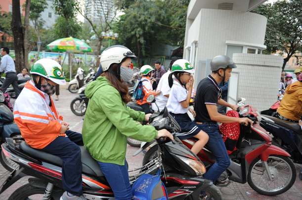 Bệnh viện Thu Cúc tặng miễn phí 20.000 mũ bảo hiểm cho học sinh tiểu học - Ảnh 7.