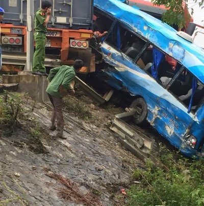 Tai nạn ô tô liên hoàn ở Hòa Bình, 4 người thương vong - Ảnh 1.