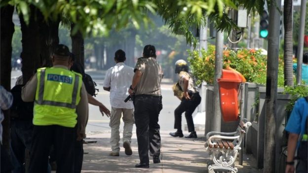 Cảnh sát đang đuổi theo các nghi phạm (Ảnh: AFP)