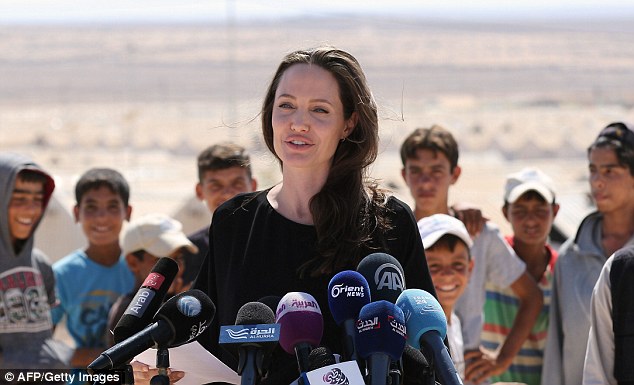 Angelina Jolie thăm trại tị nạn ở Jordan - Ảnh 1.