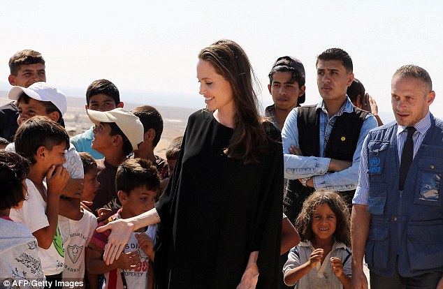 Angelina Jolie thăm trại tị nạn ở Jordan - Ảnh 4.