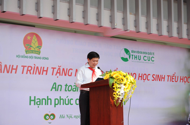 Bệnh viện Thu Cúc tặng miễn phí 20.000 mũ bảo hiểm cho học sinh tiểu học - Ảnh 3.