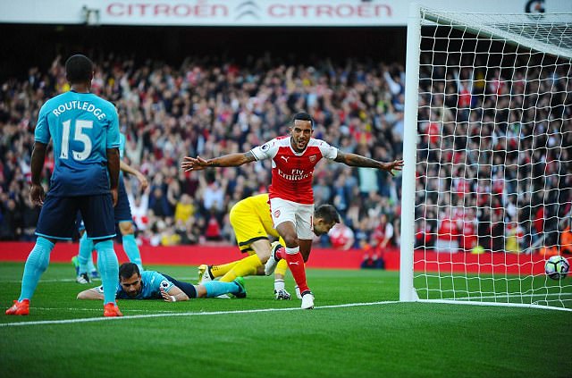 VIDEO, Arsenal 3-2 Swansea: Walcott lập cú đúp, Xhaka bị đuổi - Ảnh 1.