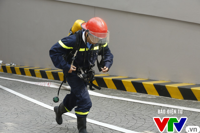 Diễn tập phương án chữa cháy và cứu nạn, cứu hộ tại tòa nhà cao nhất Việt Nam - Ảnh 9.