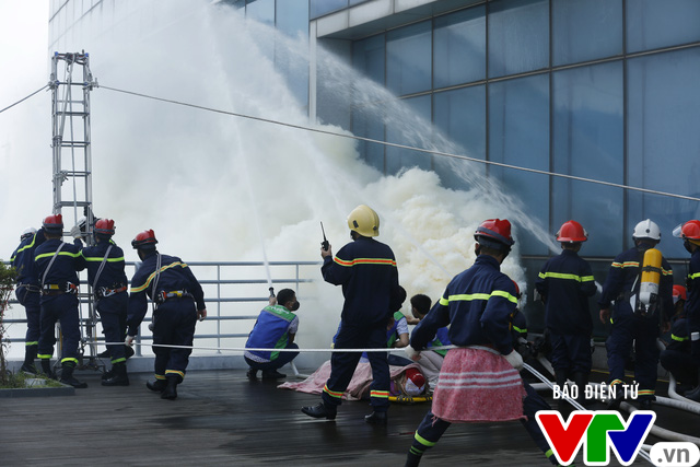 Diễn tập phương án chữa cháy và cứu nạn, cứu hộ tại tòa nhà cao nhất Việt Nam - Ảnh 8.