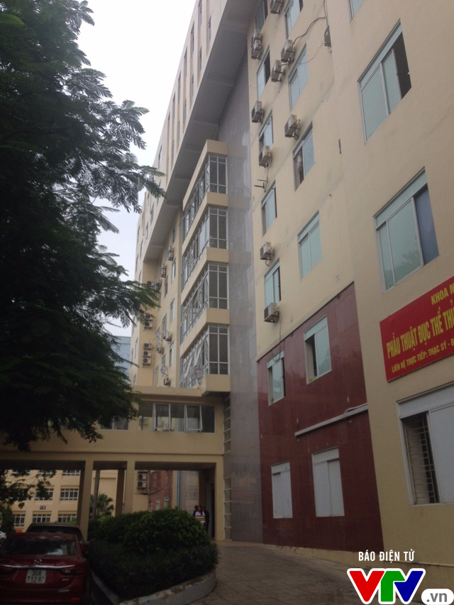 Hà Nội: Người đàn ông rơi từ tòa nhà bệnh viện cao 9 tầng tử vong - Ảnh 1.