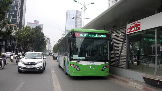 Hà Nội phát triển xe bus nhanh để chờ xây tàu điện trên cao, tàu điện ngầm - Ảnh 2.