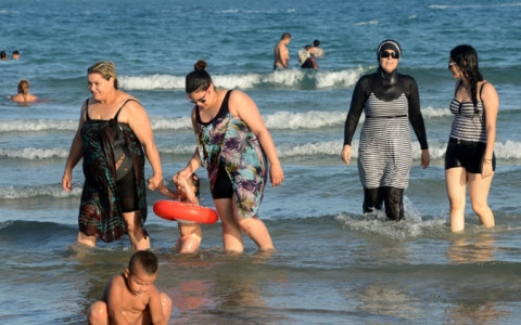 Pháp đình chỉ lệnh cấm mặc đồ bơi burkini - Ảnh 1.