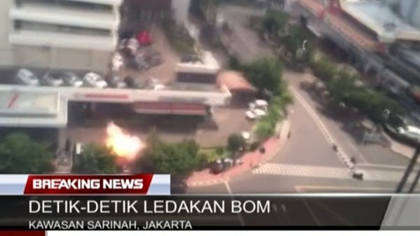 Hình ảnh vụ nổ bom tại Trung tâm thương mại Sarinah được đăng tải bởi ITV News.