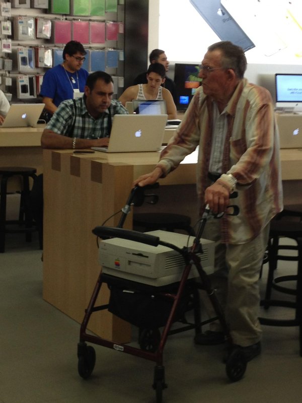 Những hình ảnh khó đỡ chi có tại cửa hàng Apple Store - Ảnh 5.