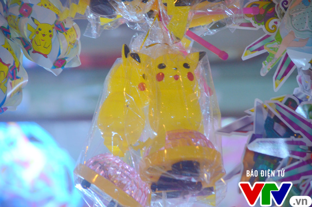 Ăn theo cơn sốt Pokemon, Pikachu ngập phố Trung thu - Ảnh 2.