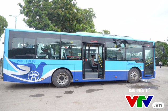 Trải nghiệm tuyến xe bus mới mang màu xanh hòa bình tại Hà Nội - Ảnh 2.