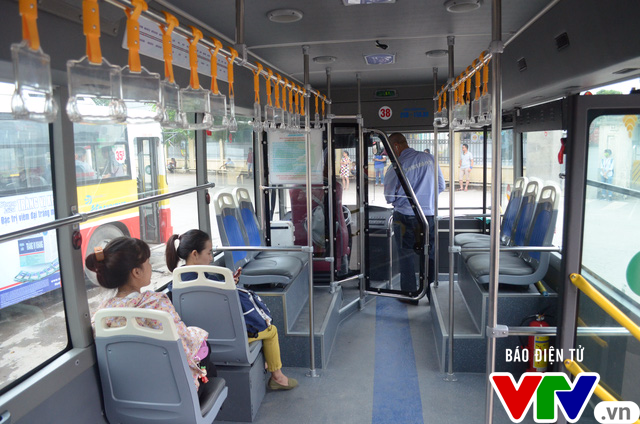 Trải nghiệm tuyến xe bus mới mang màu xanh hòa bình tại Hà Nội - Ảnh 4.