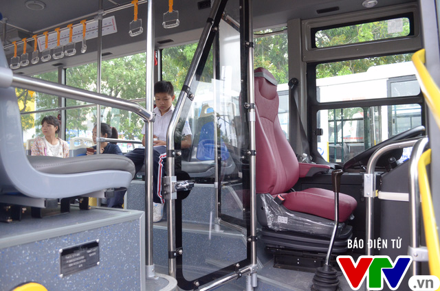 Trải nghiệm tuyến xe bus mới mang màu xanh hòa bình tại Hà Nội - Ảnh 6.