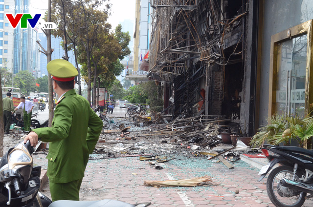 Hiện trường ngổn ngang, kinh doanh đình trệ sau vụ cháy trên đường Trần Thái Tông - Ảnh 2.