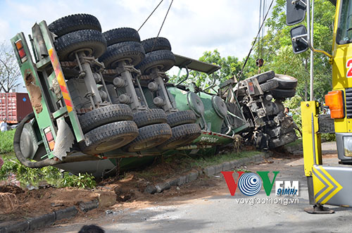 TP. HCM: Xe bồn rơi xuống kênh gãy đôi - Ảnh 3.