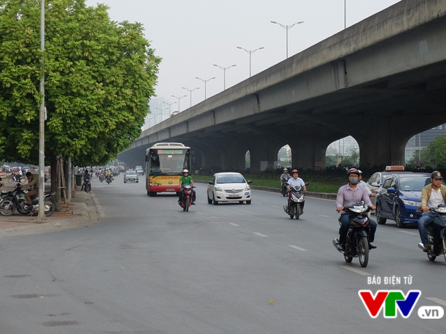 Yêu cầu làm rõ hành vi lái xe bus thiếu văn hóa, vi phạm ATGT - Ảnh 1.