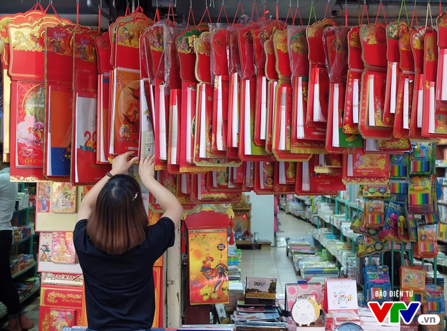 Thị trường lịch Tết 2017: Trăm người bán, vài người mua - Ảnh 3.