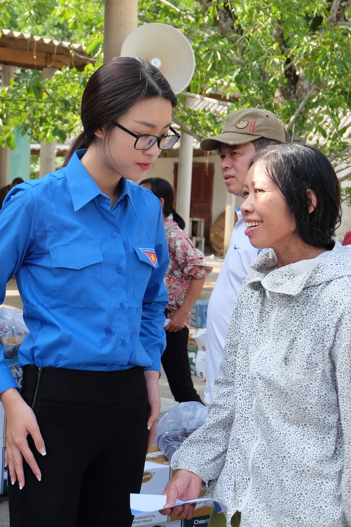 Hoa hậu Mỹ Linh, Á hậu Thanh Tú vận động quyên góp 330 triệu cho đồng bào lũ lụt - Ảnh 2.