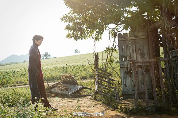 Gong Yoo và Lee Dong Wook đẹp từng centimet trong loạt ảnh hậu trường - Ảnh 5.