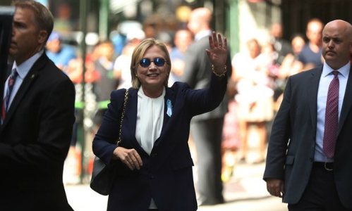 Ứng cử viên Hillary Clinton rời lễ tưởng niệm 11/9 vì bị “quá nóng” - Ảnh 1.