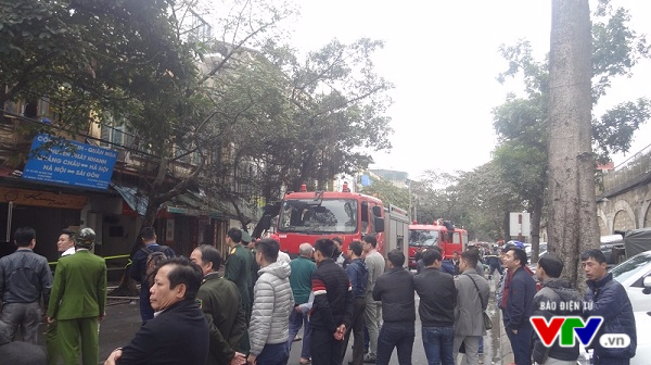 Cháy lớn tại phố Phùng Hưng, Hà Nội: Cơ bản đã được khống chế - Ảnh 3.